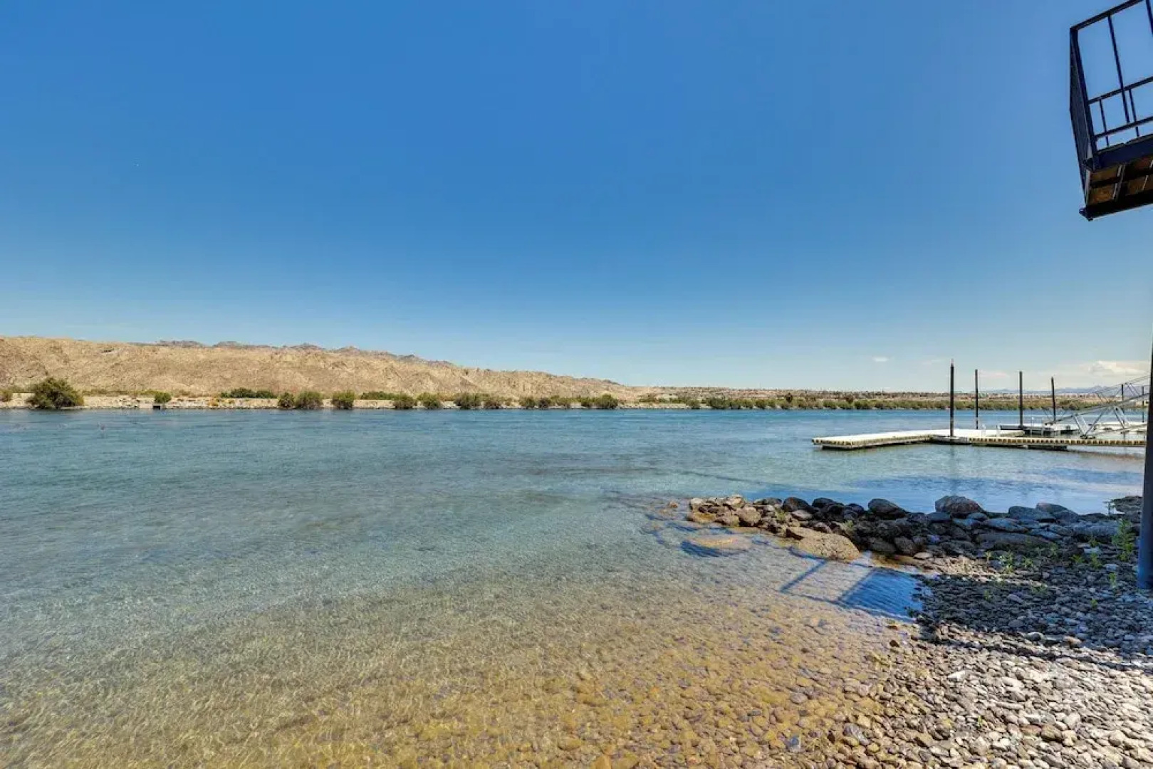 Colorado River Views: Waterfront Bullhead Home