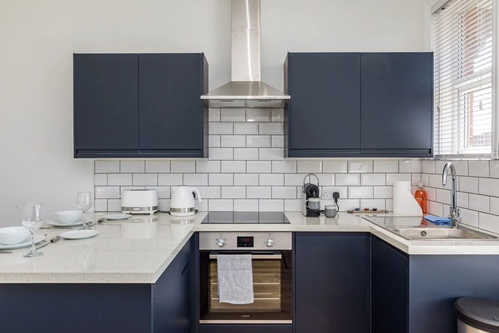 Hazelgrove Apartment | By Huluki Sussex Stays