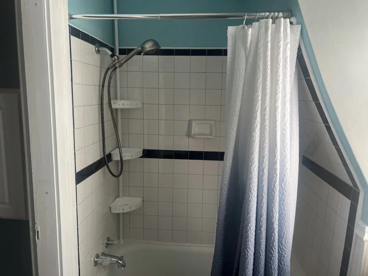 2Br Private Victorian Apartment in City Location on Half Acre Sleeps 5