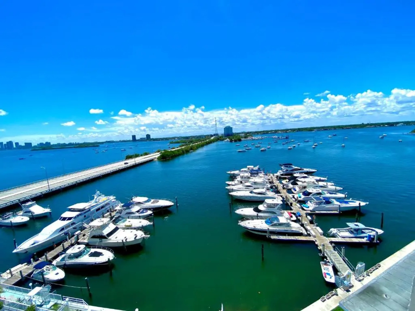 Modern waterfront apartment with Miami Skyline view on the bay 5 mins drive to Miami Beach with free parking