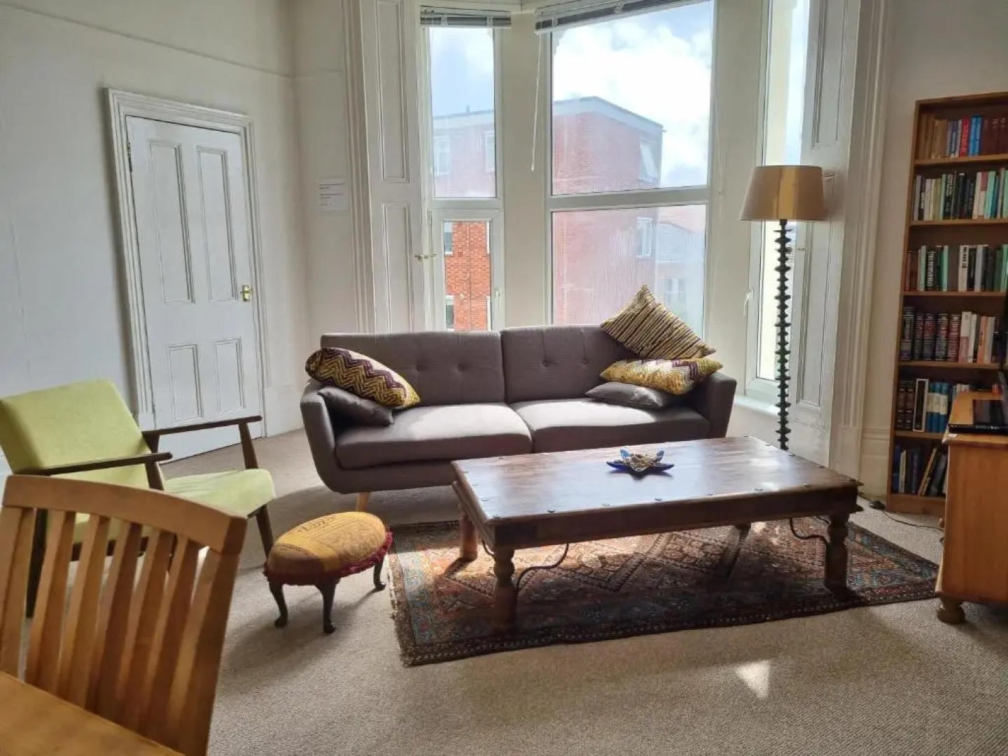 Bright, character 3 bed Apartment: 7 mins walk to sea