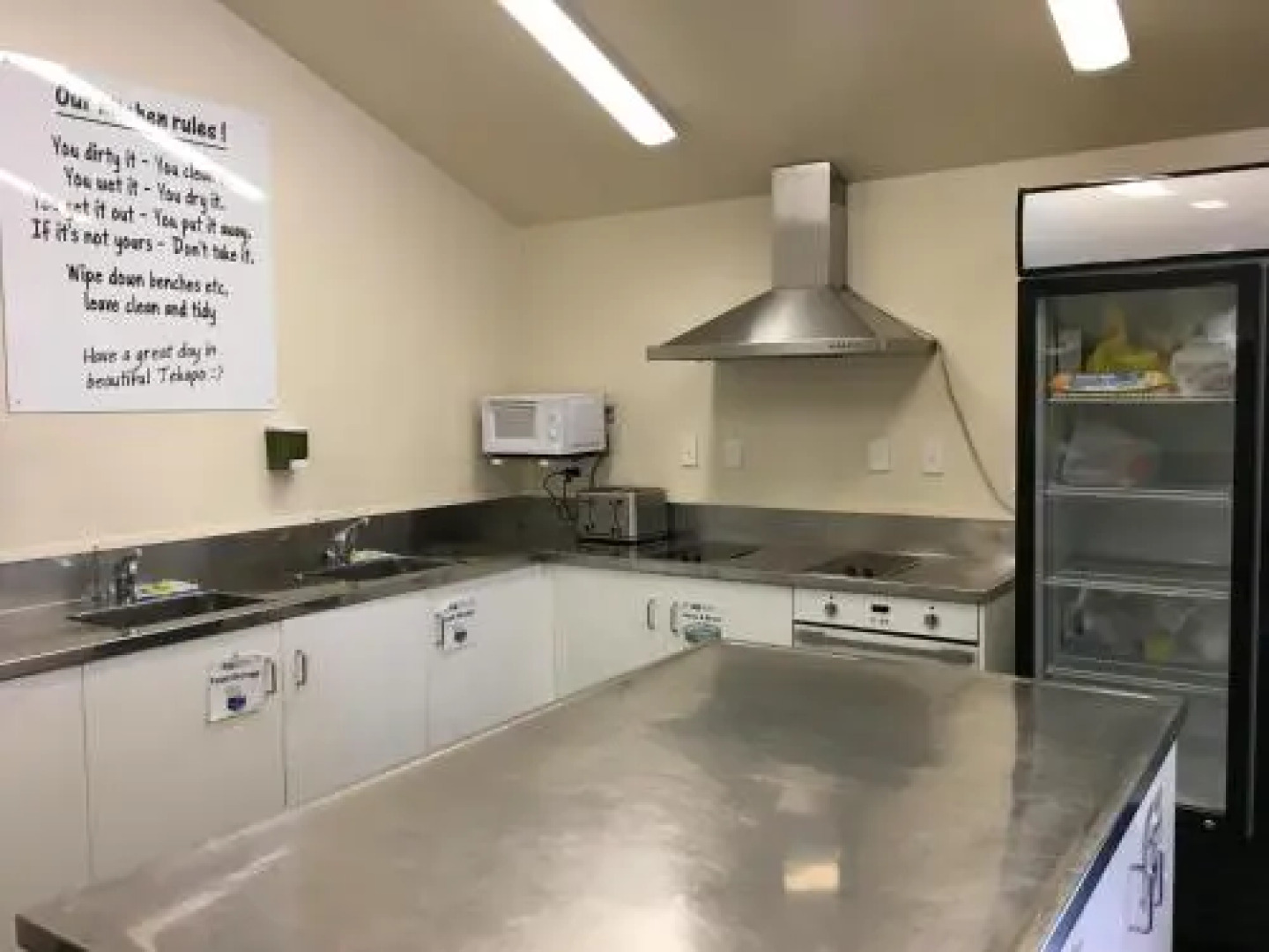 Lakefront Lodge Backpackers