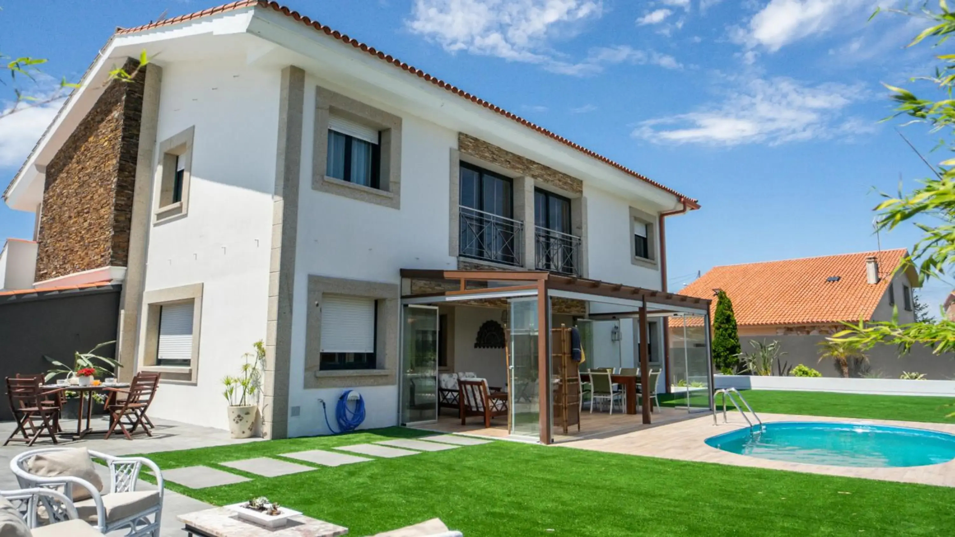 Villa con piscina a pie de playa