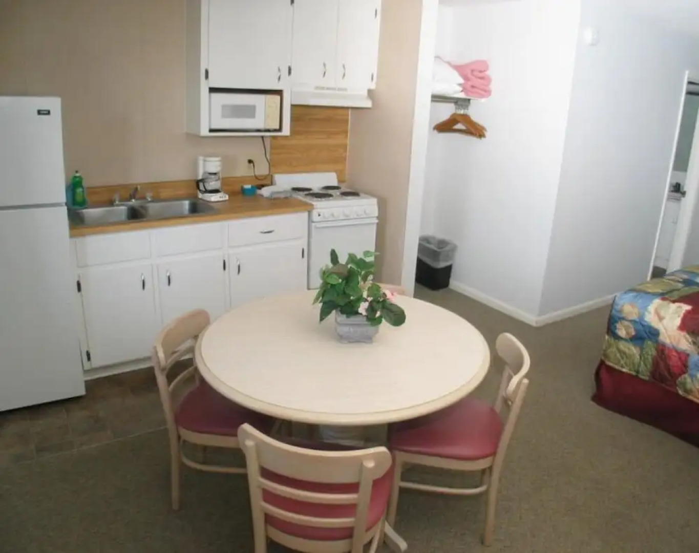 Beach House Inn and Suites