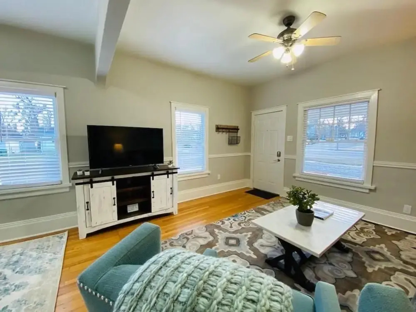 Stunning Bungalow next to UNC - Free Cruiser Bikes!