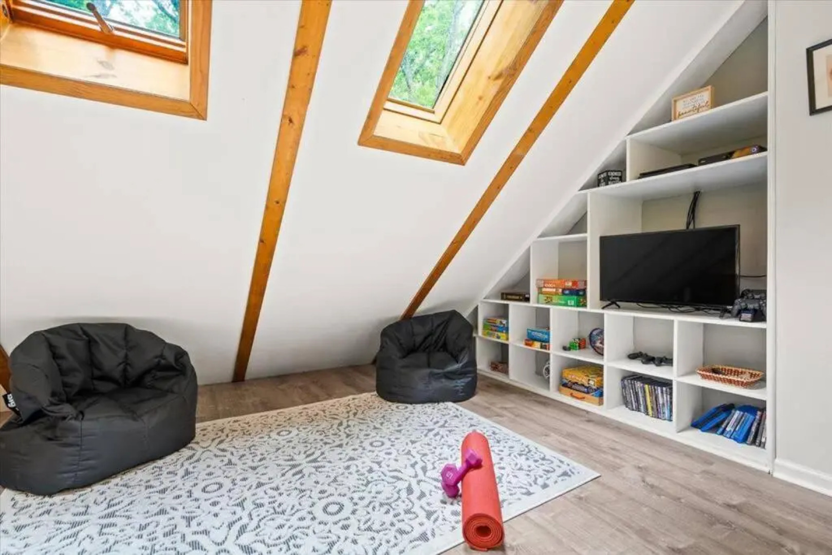 The Gingerbread House: 4 BR chalet, w/ Sunroom/Deck, sleeps 12, modern amenities