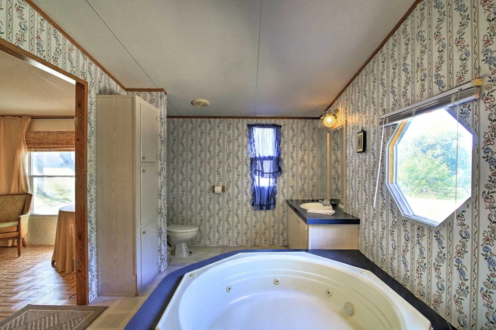 Quiet Utopia Cabin w/ Deck & Mountain Views!