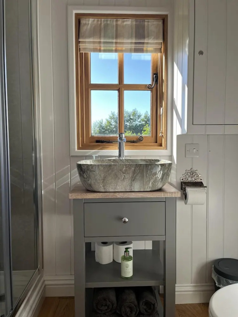 Robins Retreat - Orchard With hot tub - see Extras