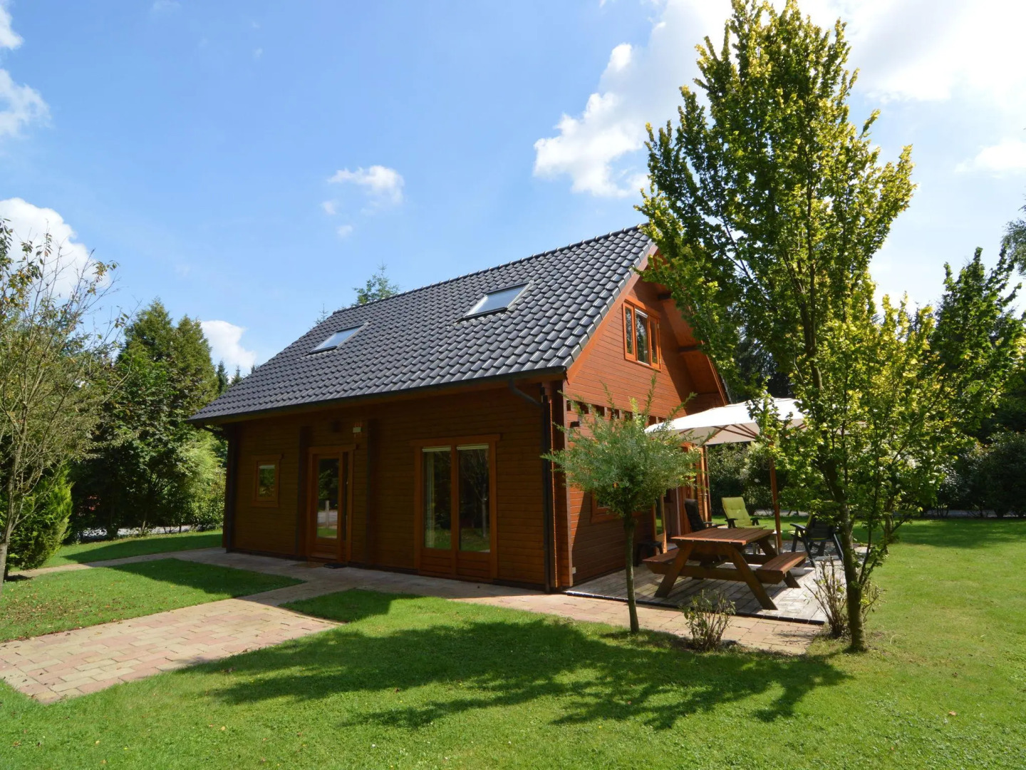 Beautiful wooden villa on a large private site on the Veluwe