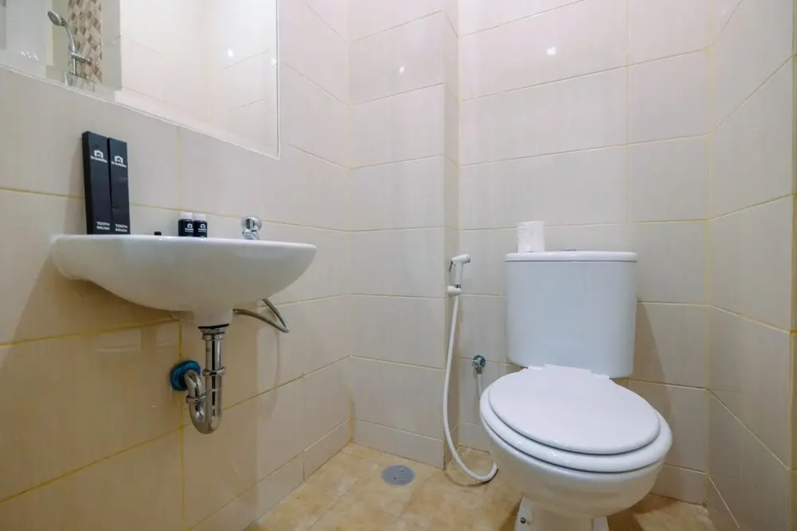 Minimalist and Stylish Studio Dave Apartment By Travelio