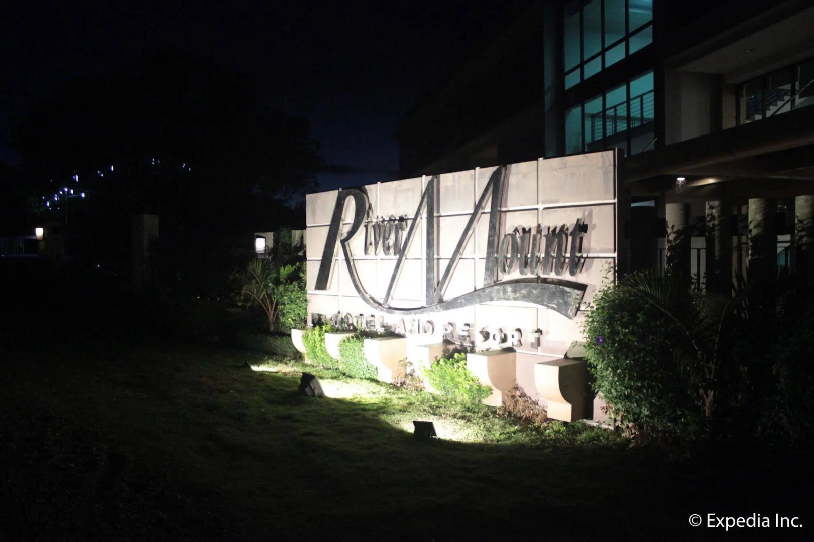 Rivermount Hotel And Resort