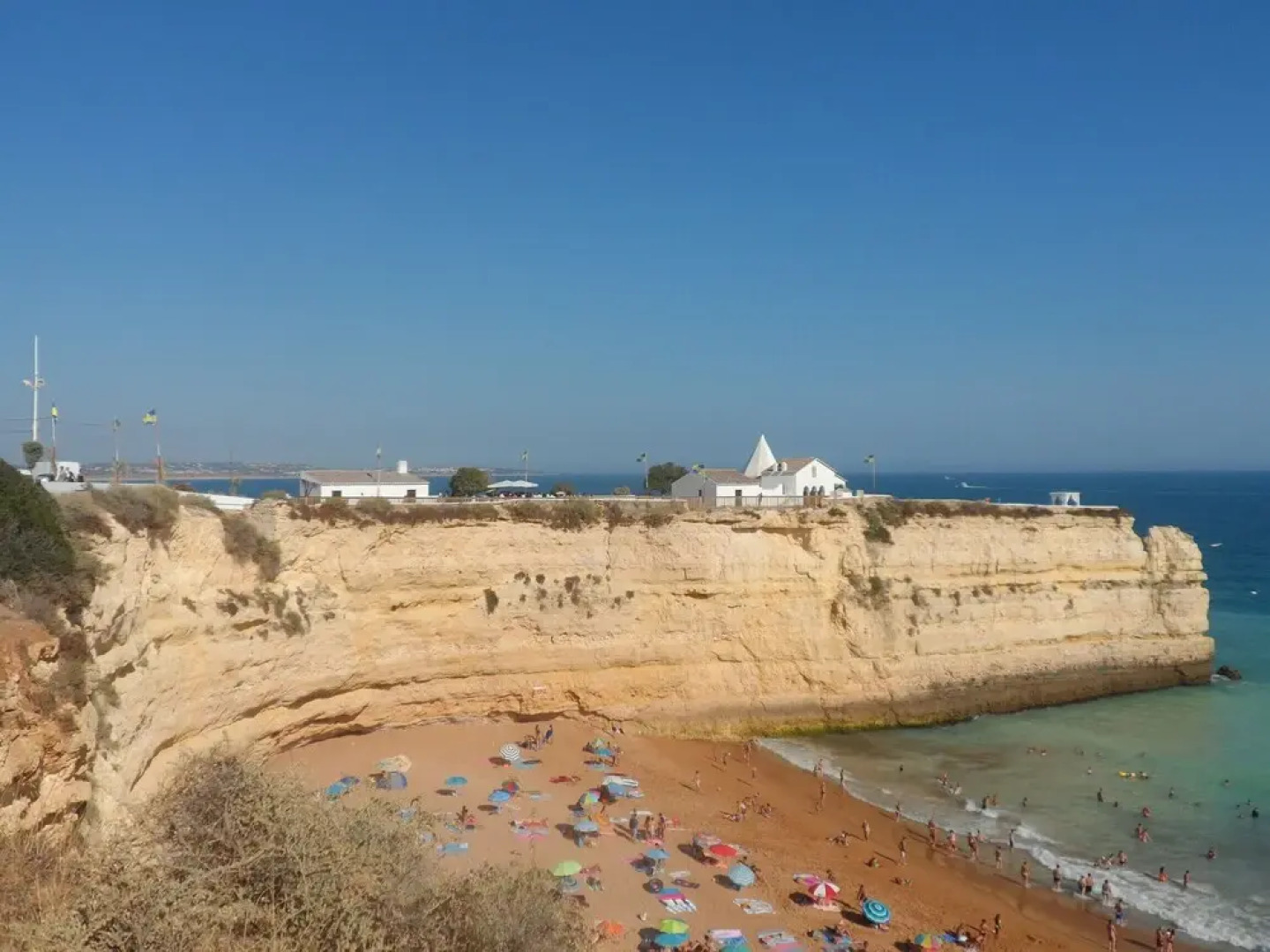 Apartamento Praia de Porches,izibookings