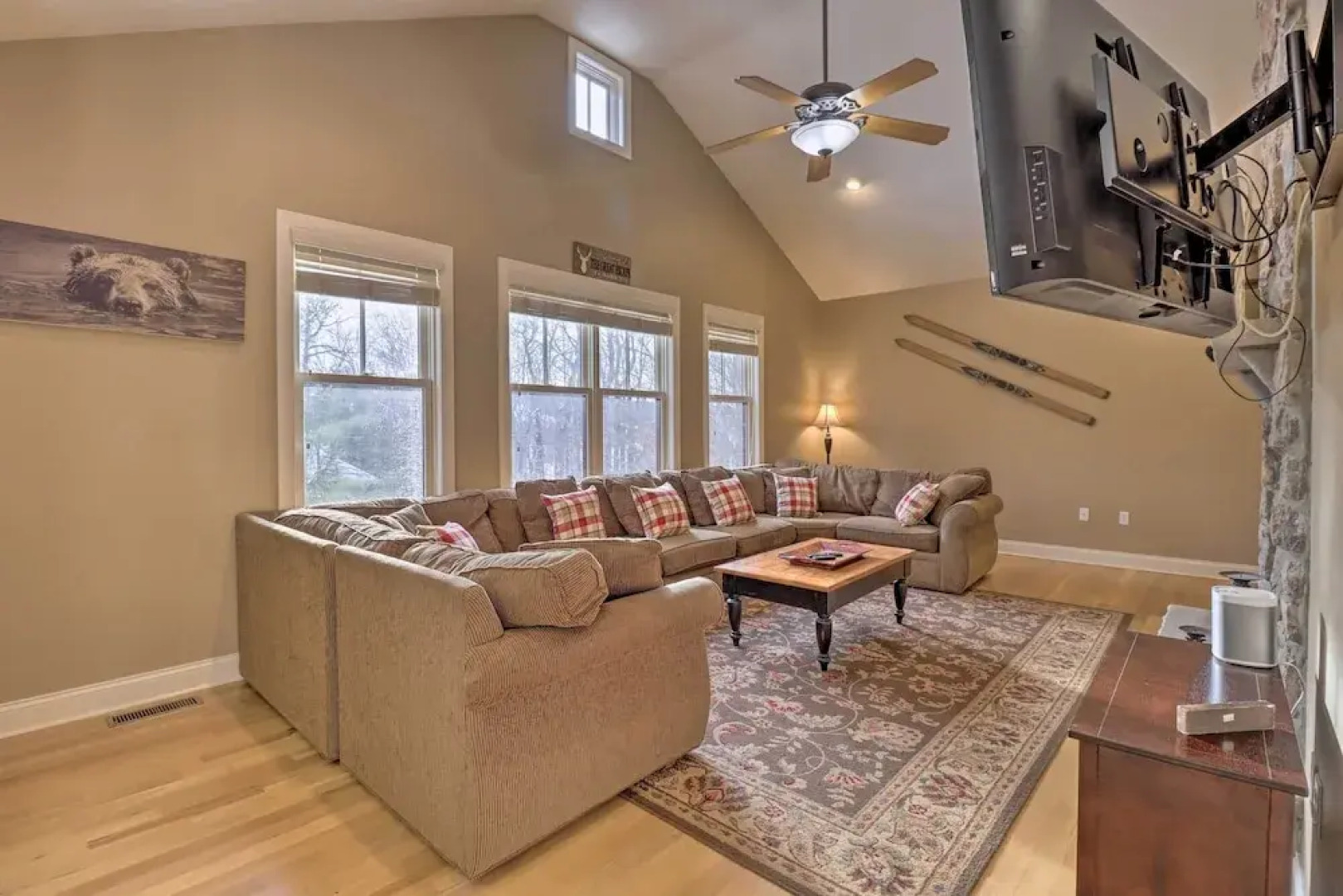 < Half-mi to Skiing: Lake Harmony Home w/ Hot Tub