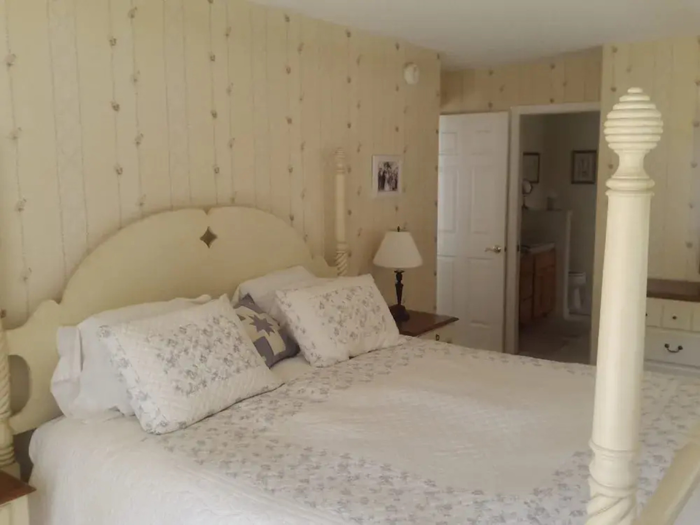 Farmhouse At The Lake 84 3 Bedroom Cabin by Redawning