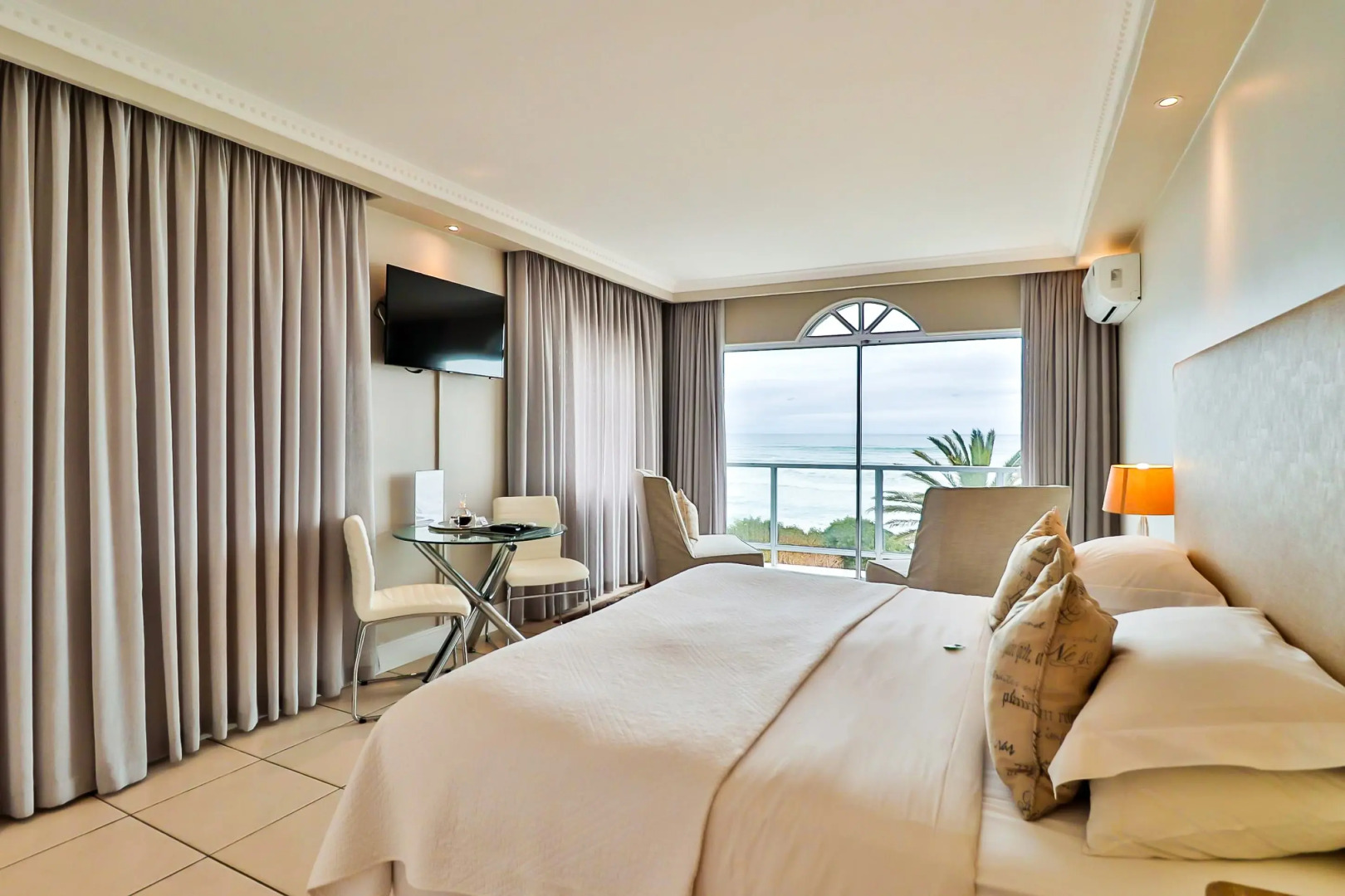 Hermanus Beachfront Lodge