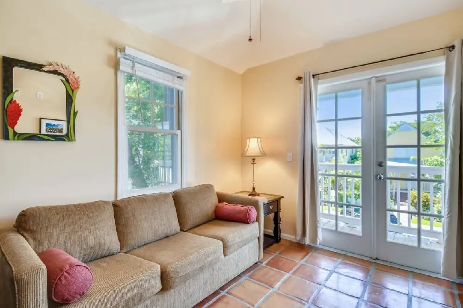 Cottage by the Pool by Avantstay w/ Balcony, BBQ & Shared Pool! Month Long Stays Only