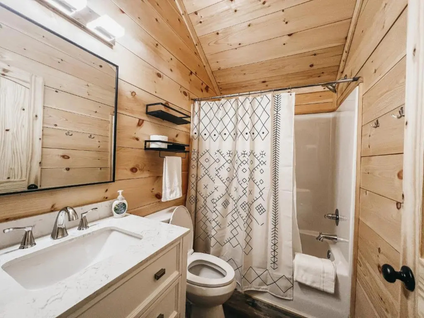 Studio Style Cabin #6 Located Minutes From Lake Hartwell