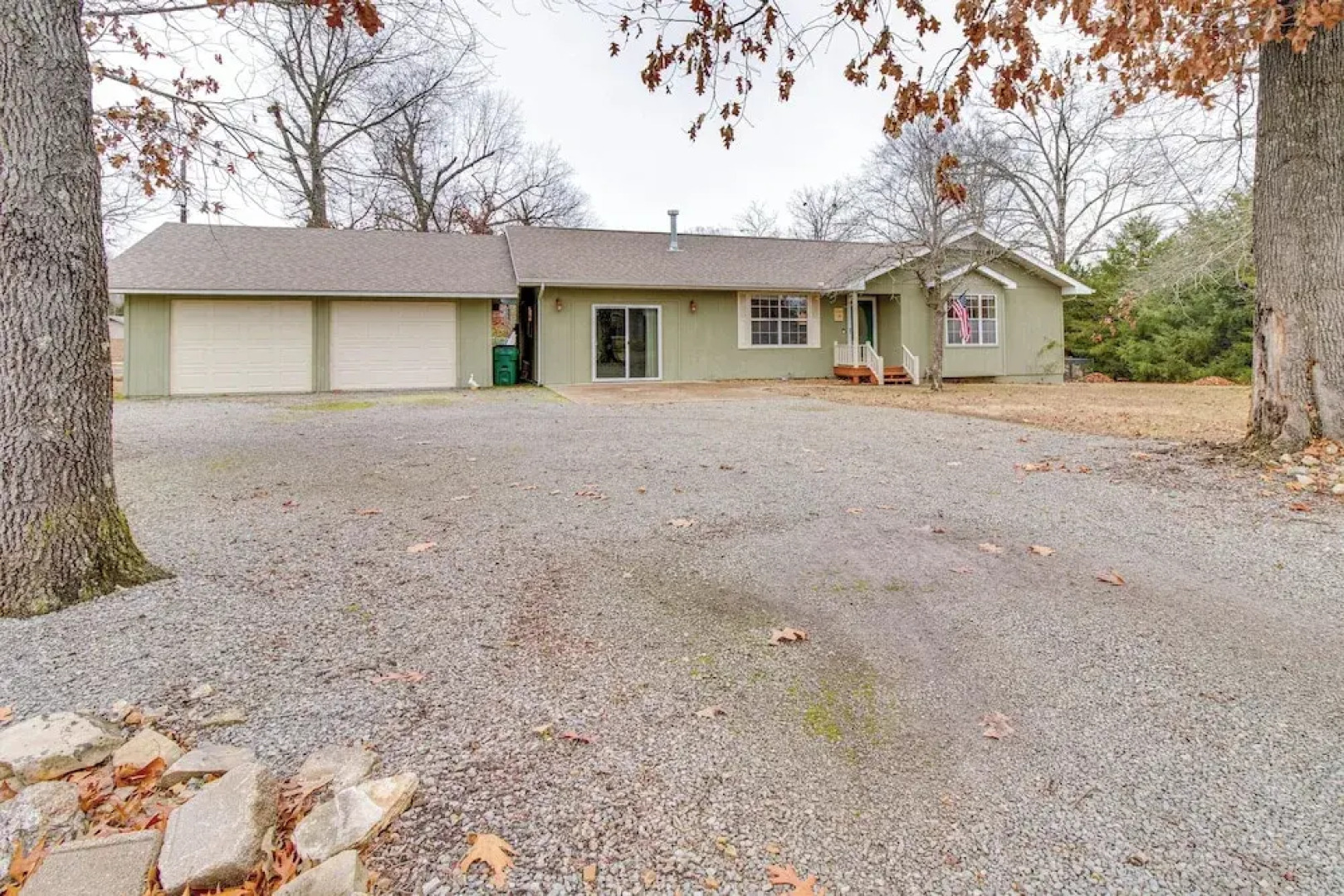 < 1 Mi to Bull Shoals Lake: 'the Blue Quill'