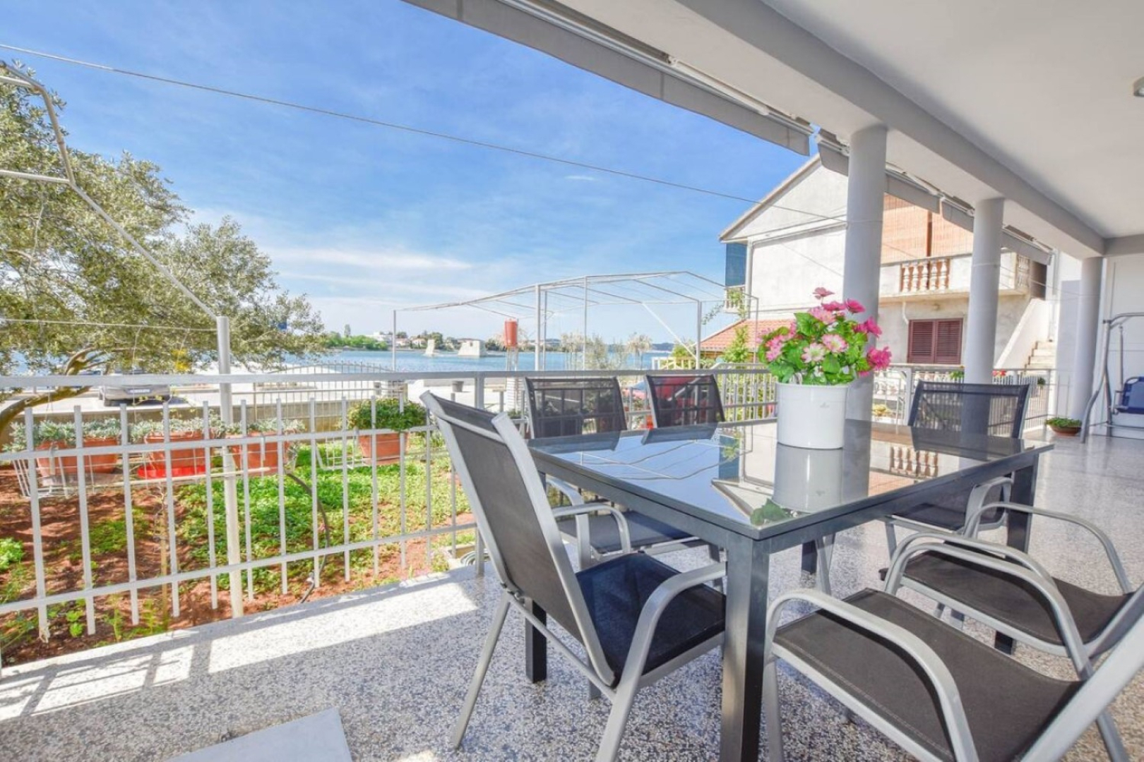 Apartment Dama - 10 m from beach: A1 Sukosan, Zadar riviera