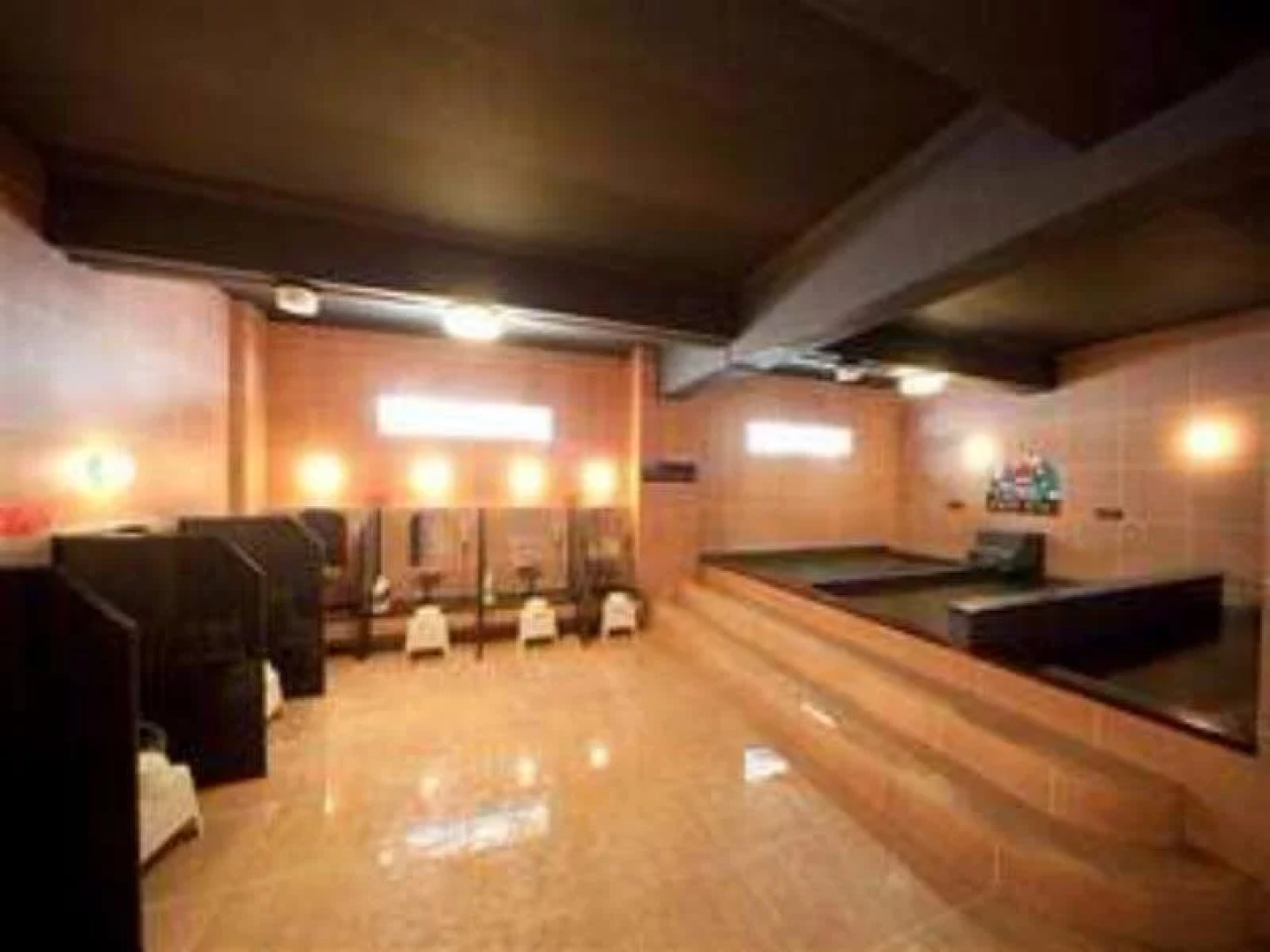 Capsule Hotel New Gloria