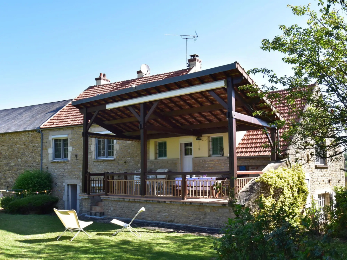 Modern Holiday Home in Vault-de-lugny With Meadow View