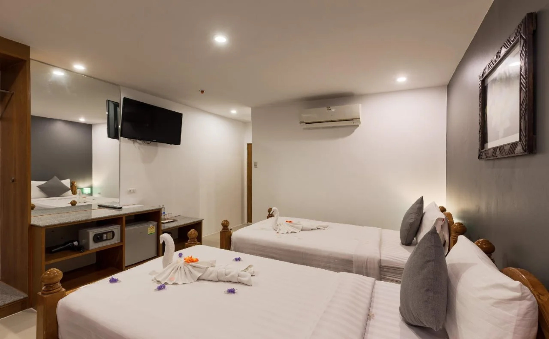 OYO 861 Patong Dynasty Hotel