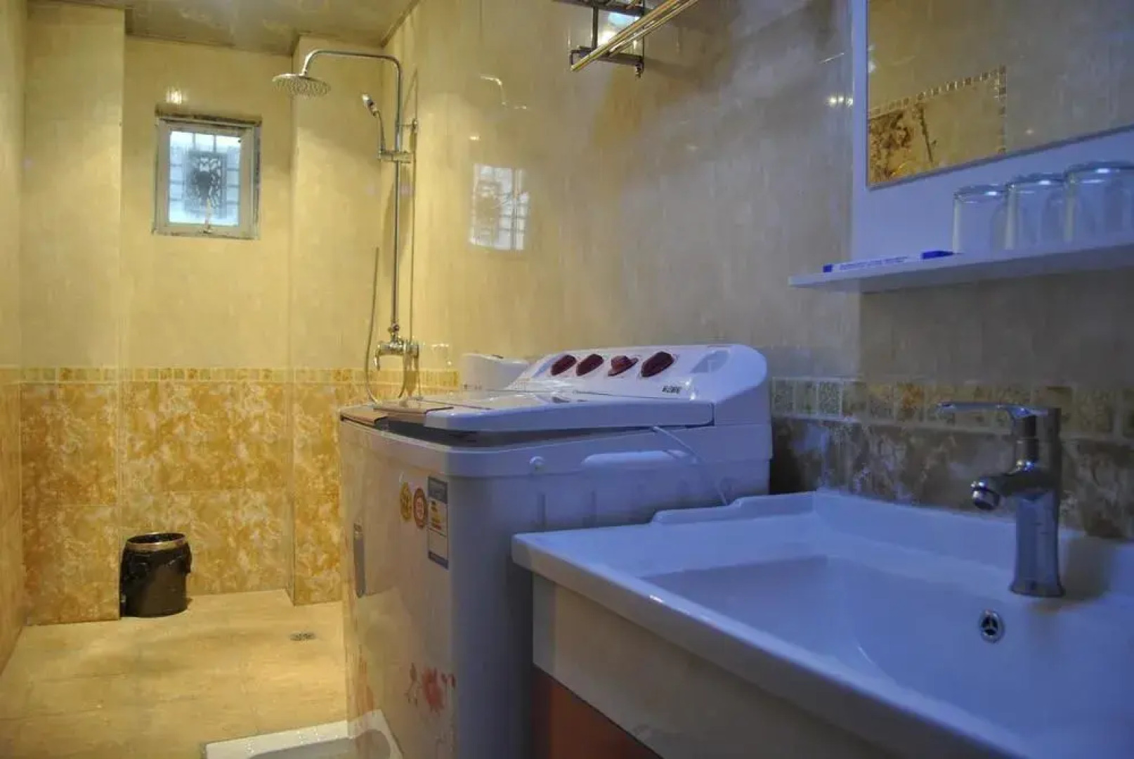 Lixian County Taoping Qiang Village Erma Inn