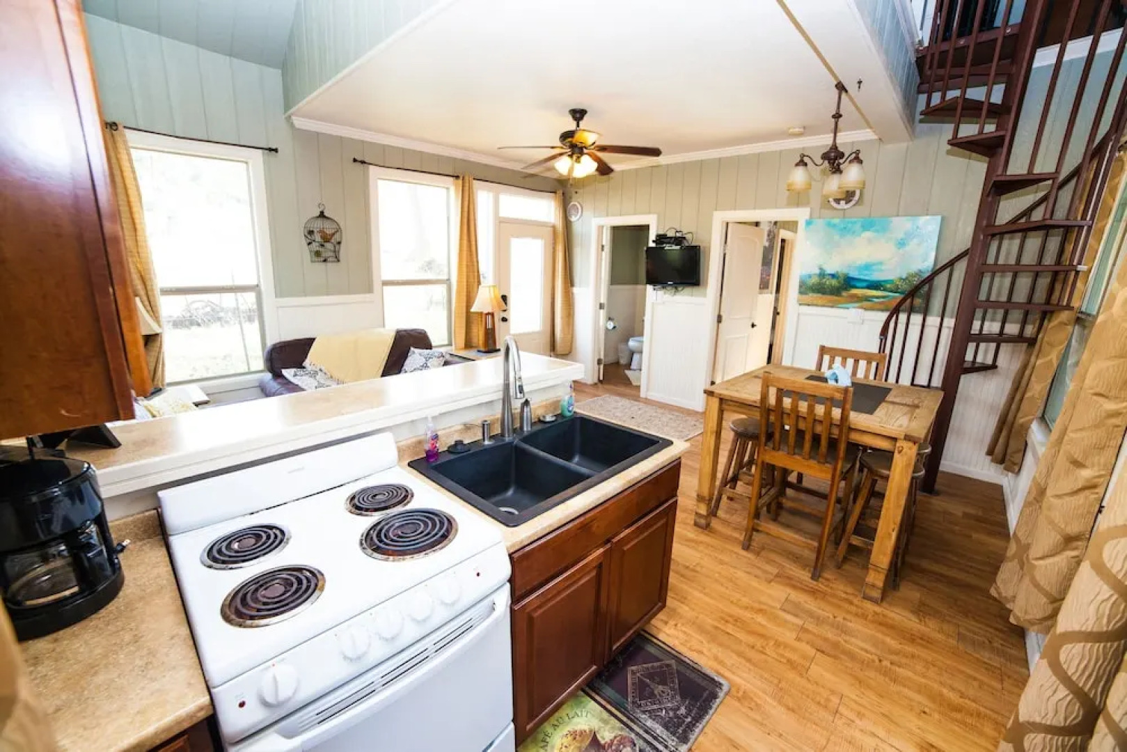 River Rd. Treehouses- Robins Roost