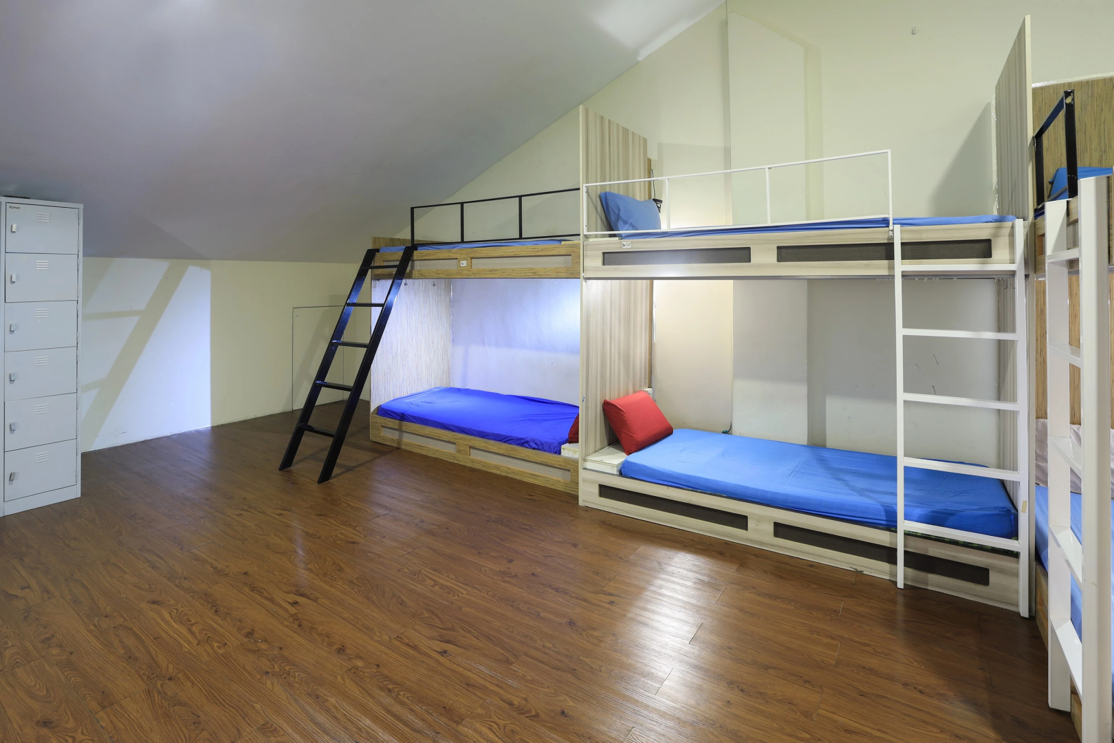 SPOT ON 90236 Zigzag Travellers Home - Hostel