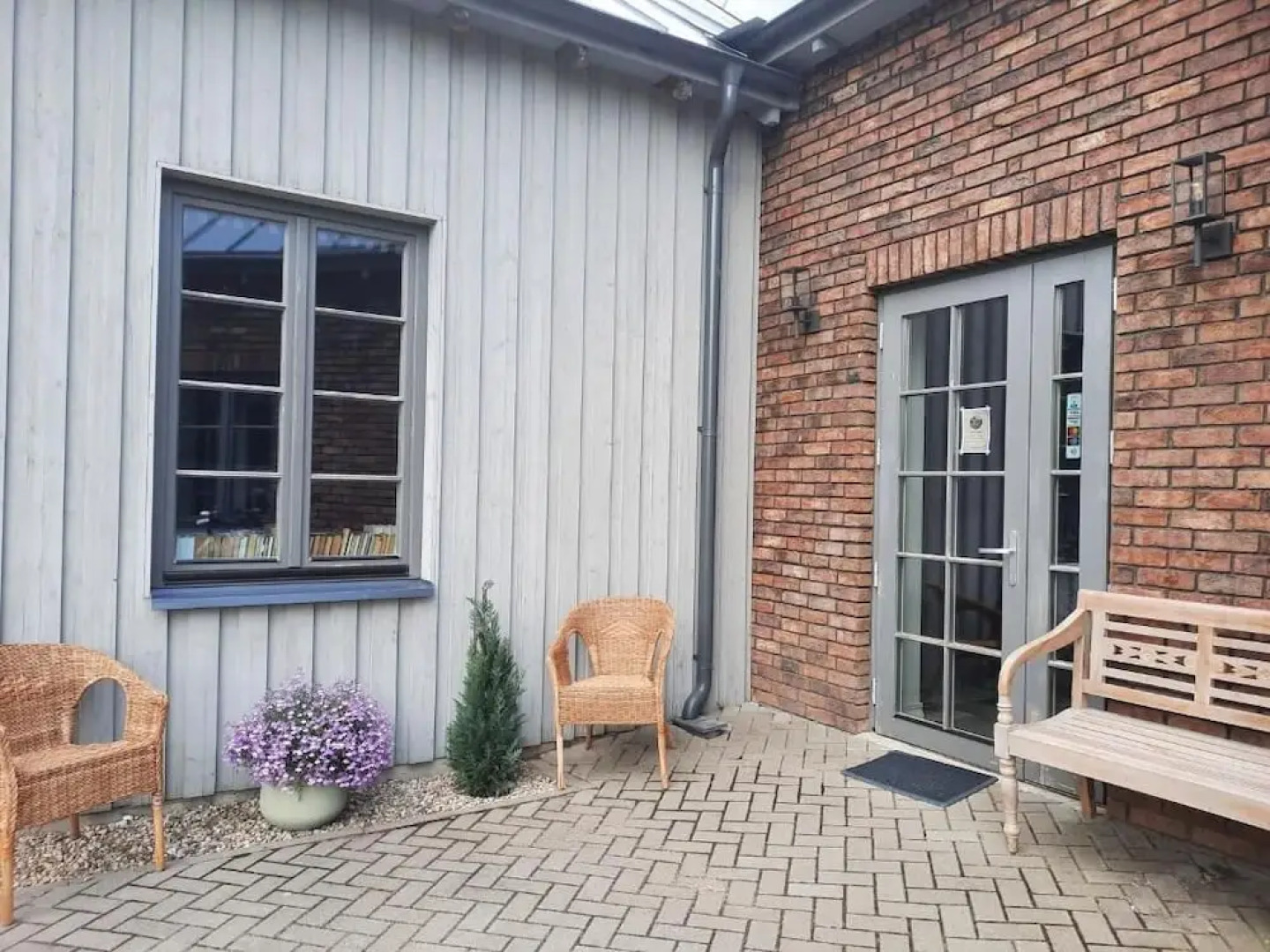 Lake & Library Hotel