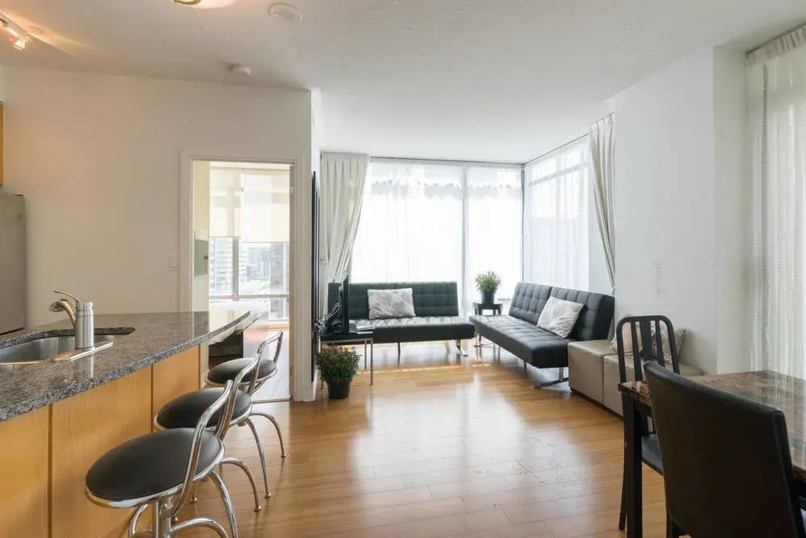 Mary-am Suites - Yorkville Suites