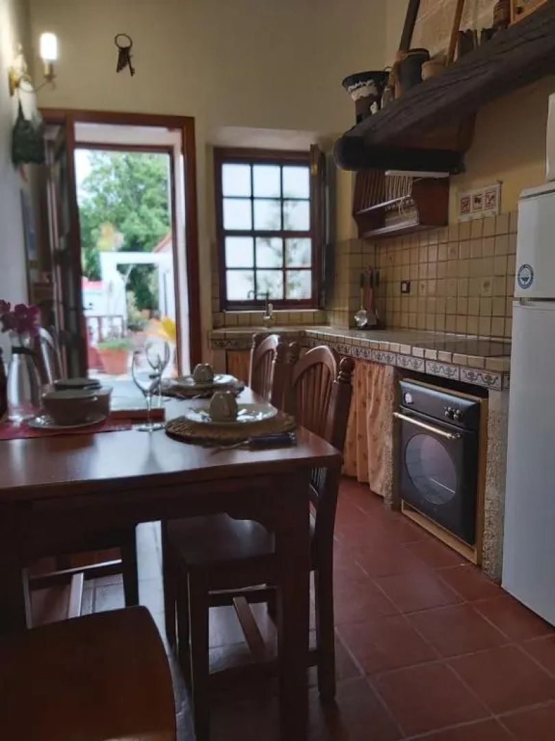 Villa-sleeps4-parking-garden-pool-nearairport