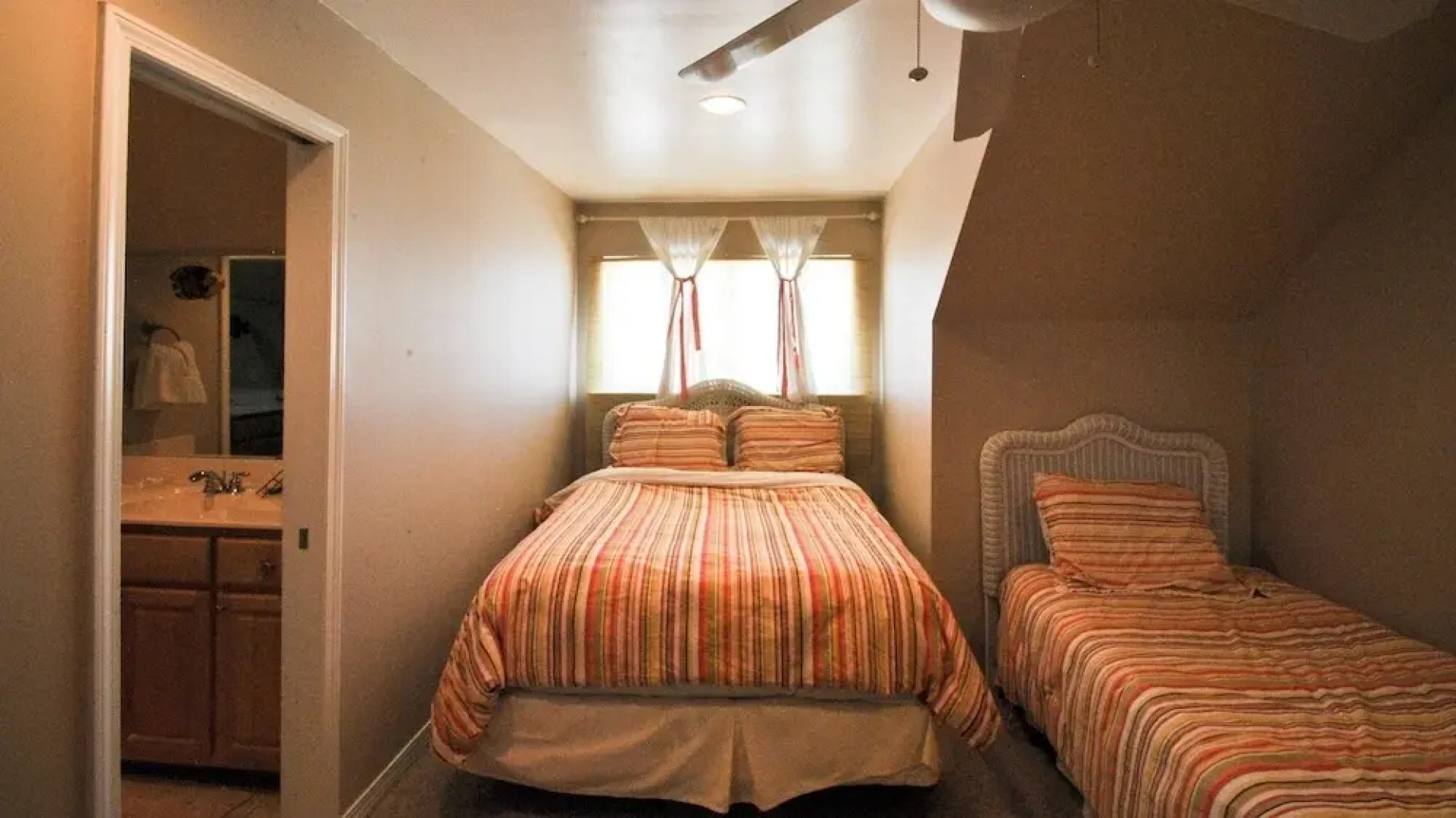 Kowabunga - You'll Love The Rooftop Deck And Private Heated Dipping Pool! Pet Friendly! 4 Bedroom Home by RedAwning