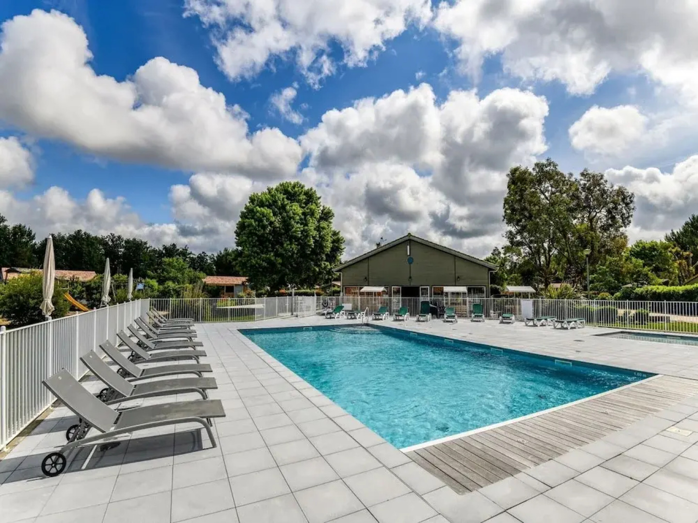 Secluded Chalet in Hourtin With Swimming Pool