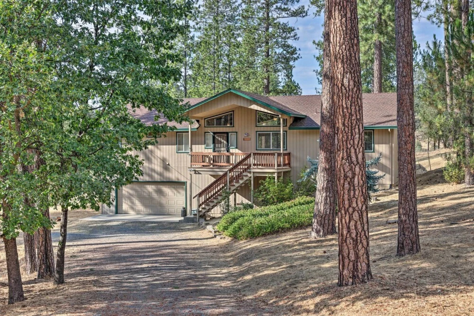 Woodsy Groveland Cabin w/ Deck < 3 Mi to Lake