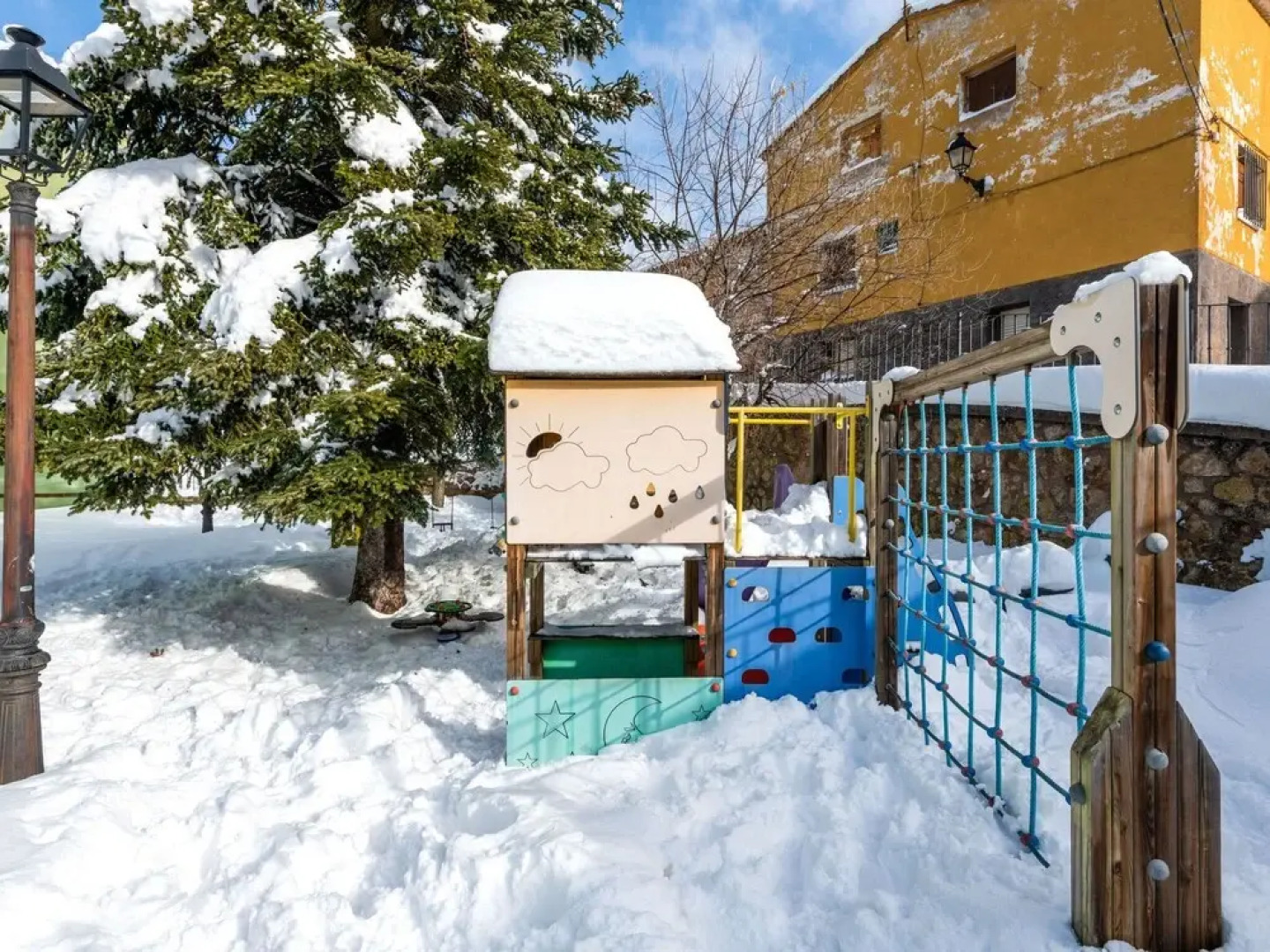 Contemporary Apartment in Gudar With Fireplace