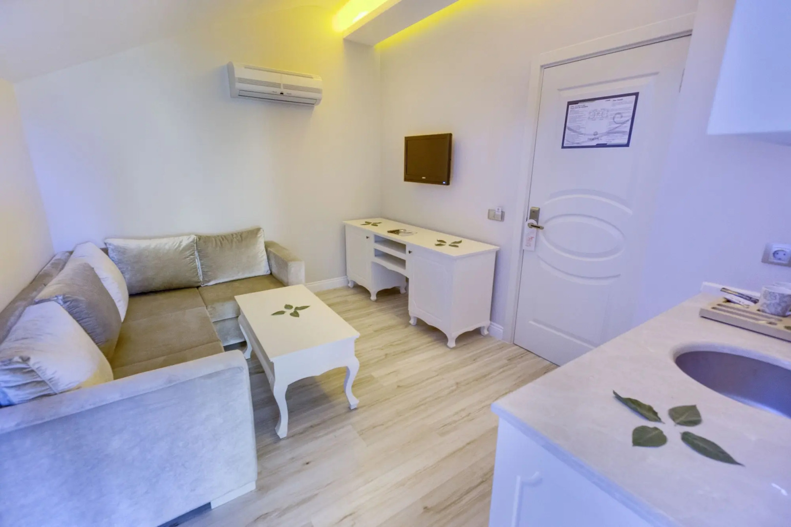 The PINEHILL Hotel & Suites