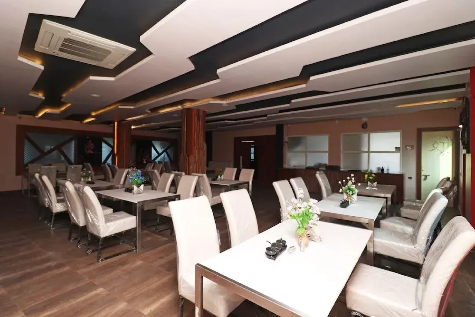 OYO 28645 Nirmalya Plaza