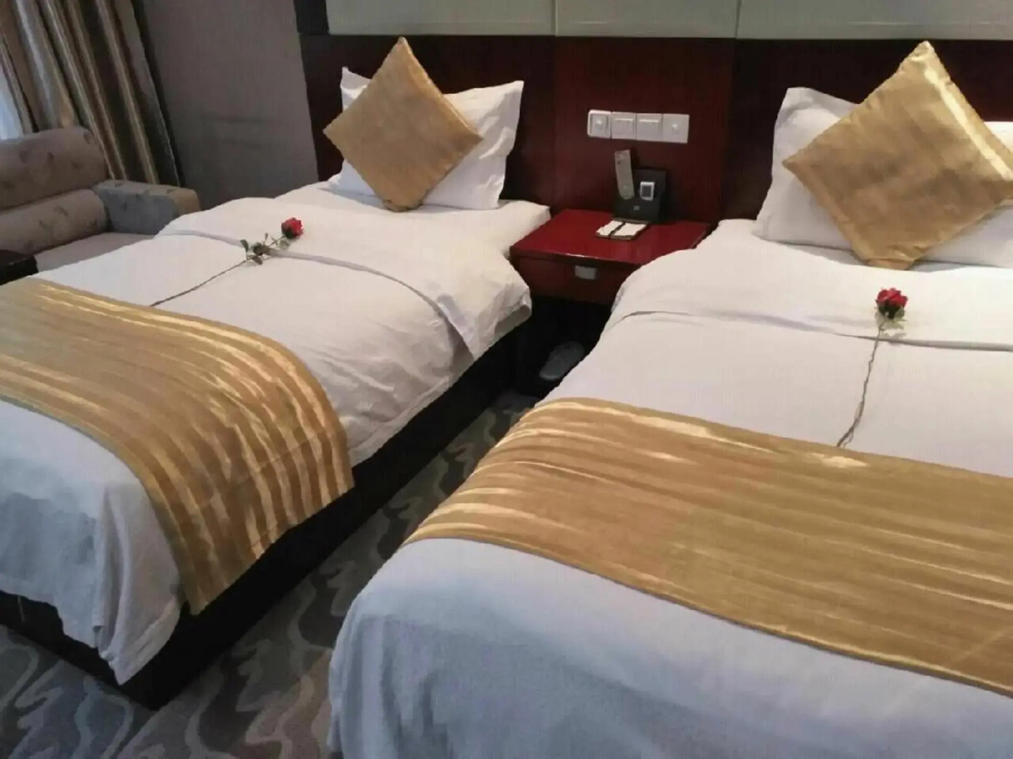 Qingyang Hongde Hotel (City People's Hospital Dongfang Lijingmao)