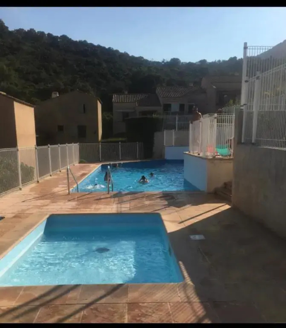 CAVALAIRE vue MER au loin MAISONNETTE TOUT ÉQUIPÉE POUR 4 PERSONNES AVEC PISCINE CLIM WIFI VÉLOS TV BARBECUES