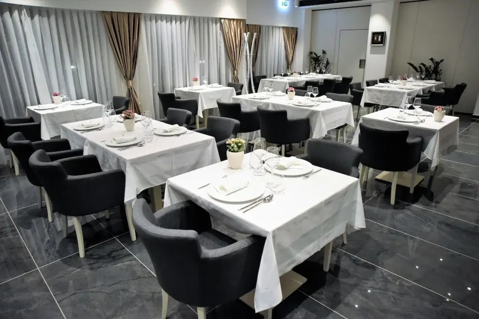 Santiny Hotel & Restaurant