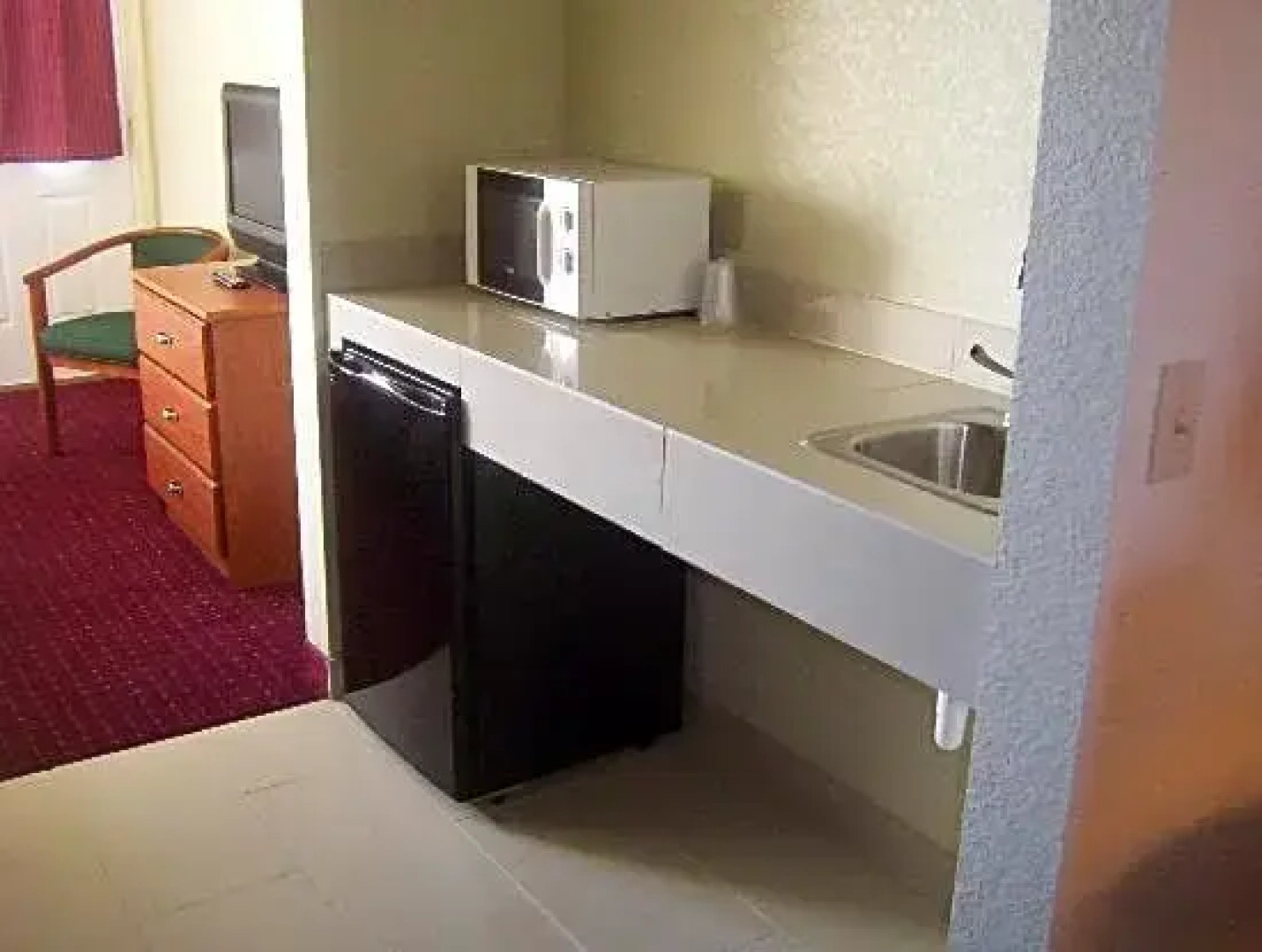 Mackinaw Beach & Bay Inn & Suites