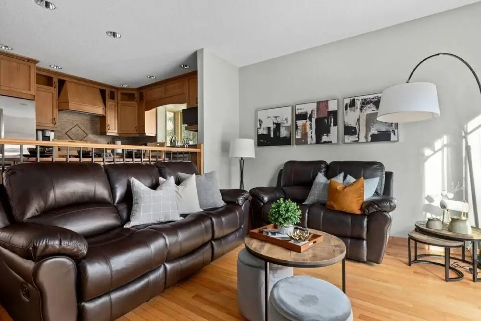 SPACIOUS 3,000 sq2 Luxury Home | PRIVATE Pool & Hot Tub | STEPS to Kinsmen Beach