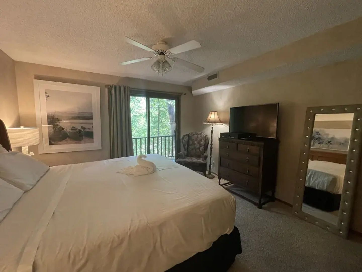 Forest view, log-sided two bedroom, two bath condo on Lake Ouachita. 2 Condo by RedAwning