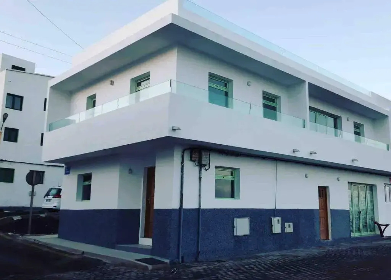 CASA ANCLADA en LA SANTA- 4 Apartamentos frente al mar- 1ª linea solarium barbacoa