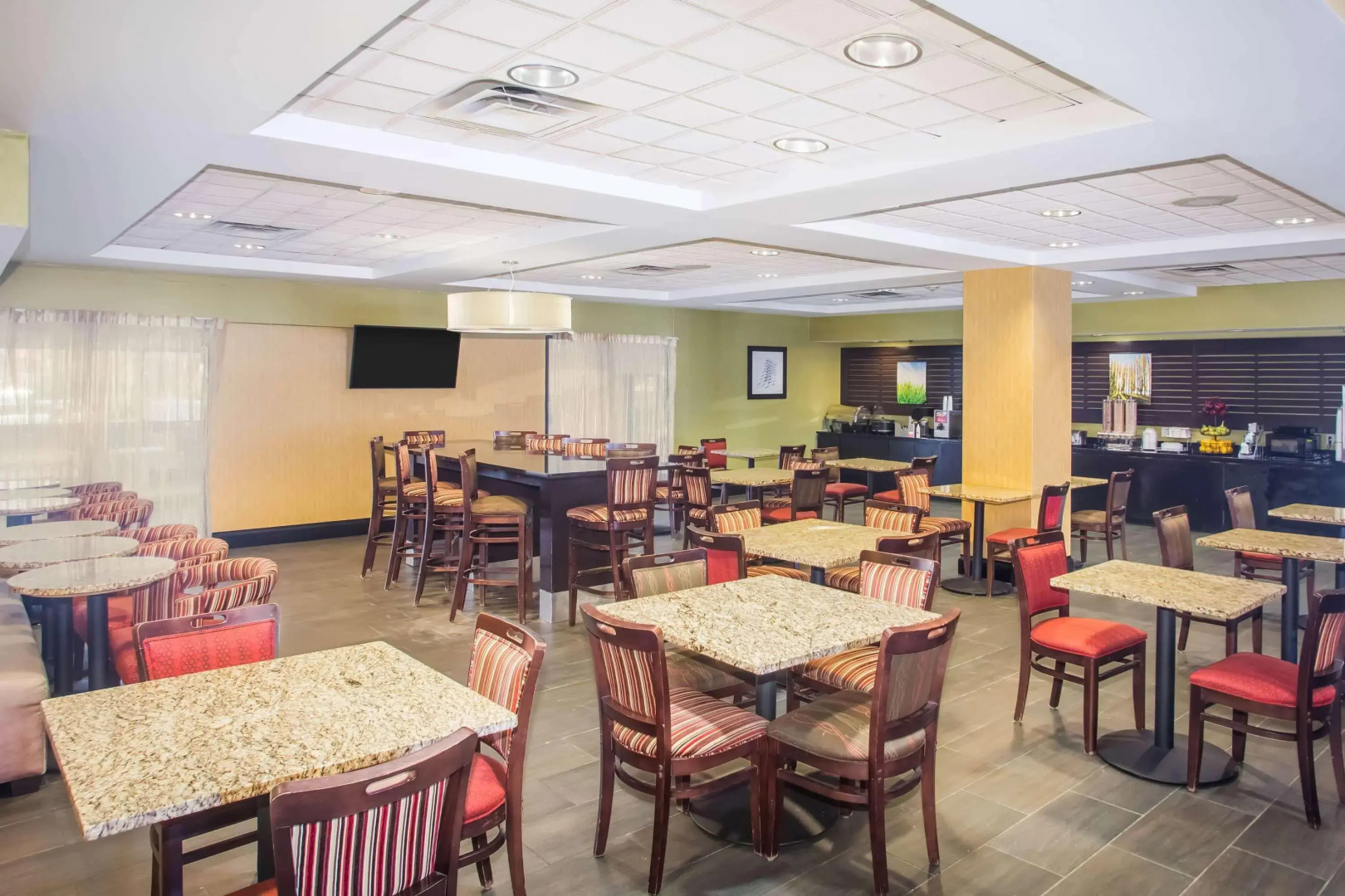 La Quinta Inn & Suites St. Louis Airport - Riverport