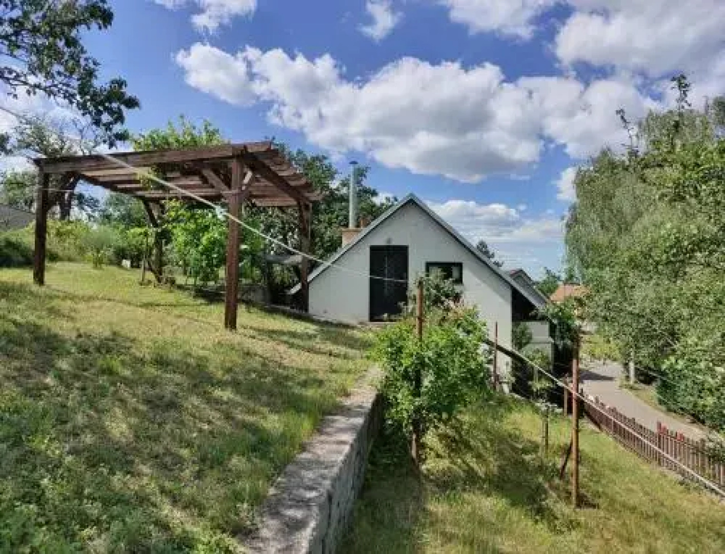 Chalupa v zahradě mezi vinohrady