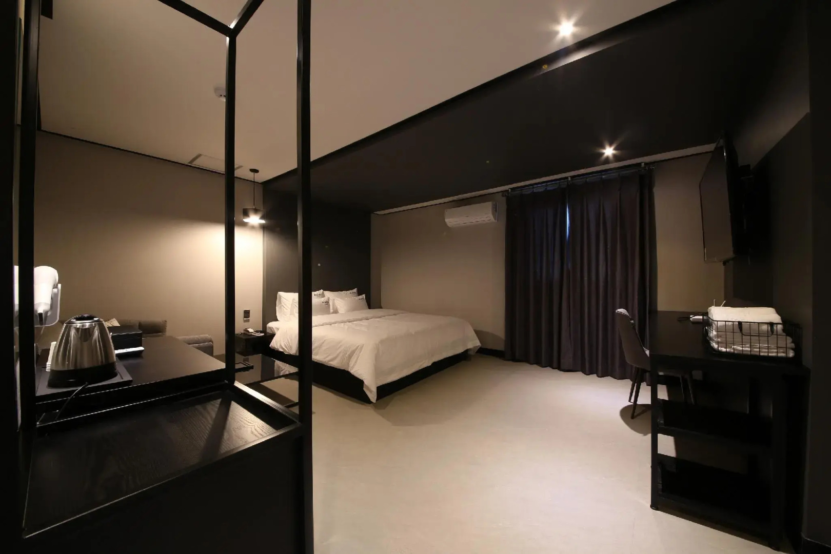 Gupo Station Almond Hotel