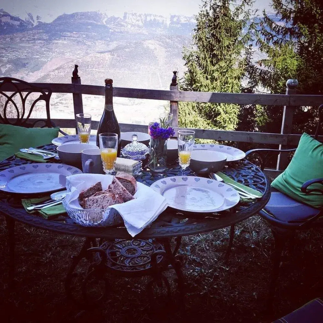 LOYEHILL Chalet. Swiss Alps Escape