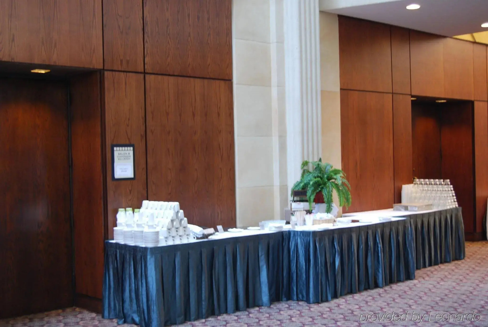 Love Field Hotel and Suites